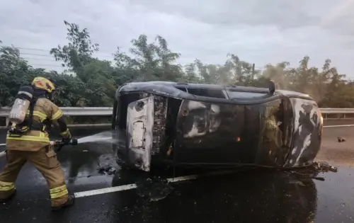 國道1號火燒車事故！小客車撞匝道護欄翻覆　駕駛驚險逃生撿一命
