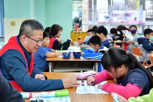 ▲三商美邦人壽同仁擔任課程小隊輔，陪伴憲明國小學童學習金融知識，引導孩子討論遇到風險時的因應方式。（圖／三商美邦人壽提供）