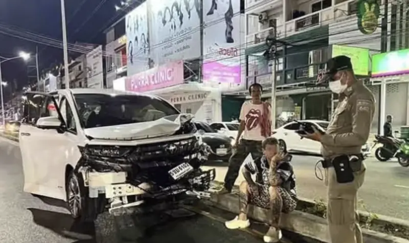 ▲一名中國籍男子在泰國芭達雅疑似一邊開豪車一邊玩手機而釀車禍，造成1人死亡和4人受傷。（圖／翻攝自臉書）