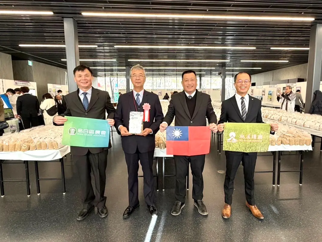 ▲烏日區農友林凡閔(左2)勇奪日本米食競賽金賞獎(圖／農業局提供2024.12.9)