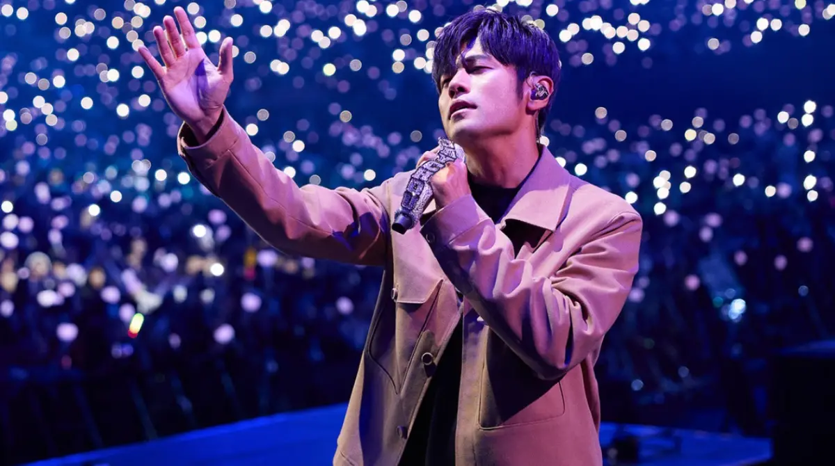 ▲周杰倫與愛妻昆凌、親友們一起飛往日本度假，沒想到他在東京街頭竟被粉絲認出，對方甚至隨身攜帶了黑膠唱片專輯，讓寵粉的天王震驚之餘也大方送上親筆簽名。（圖／周杰倫臉書）