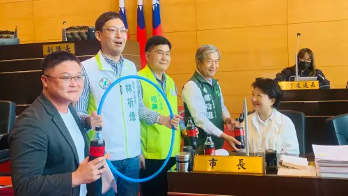 超越全糖市!台中強登六都最胖 林祈烽送呼啦圈籲盧秀燕以身作則