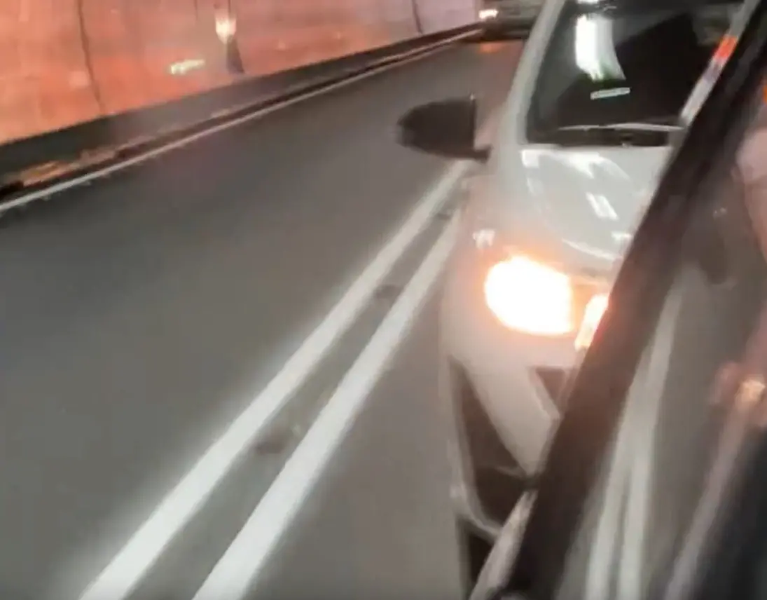 ▲本月8日，有民眾駕車經過雪山隧道，卻遭後方車子惡意逼車，一路上瘋狂按喇叭，且放閃遠光燈，又不斷加緊2車距離，嚇得車上孩子哇哇大哭。（圖／翻攝宜蘭知識+）