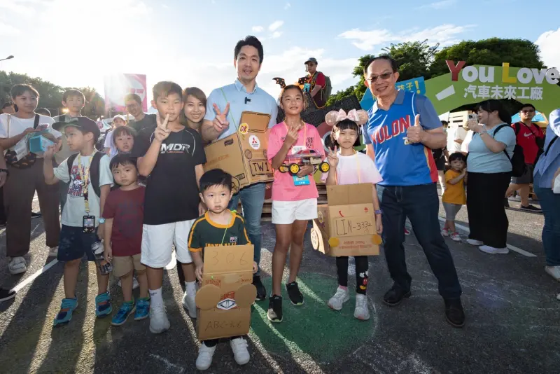 ▲由兒童擔任小小導覽員，為台北市長蔣萬安（中）與裕隆總經理許國興（右）帶路解說，一起在兒童未來市盡情玩樂，享受這座友善兒童城市帶來的自由與創意。（圖／裕隆集團提供）