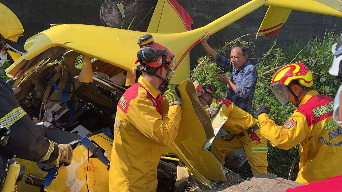 ▲今2上午屏東縣高樹鄉廣福橋下尚和路發生輕航機迫降事件，2名民眾獲救。（圖／消防局提供）