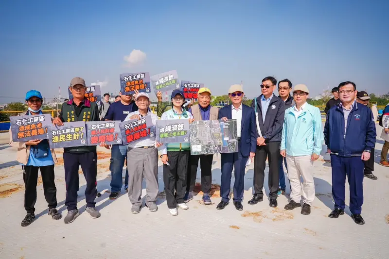 ▲立委林岱樺今天邀集各部會與市府會勘要林園區中汕段約11公頃土地要求比照五福里13鄰到17鄰的協議價購案例。（圖／立委林岱樺辦公室提供）