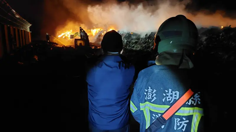 ▲澎湖縣湖西鄉紅羅村的垃圾堆置大火因受東北風影響一發不可收拾，消防局出動24車53人趕往現場，截至晚間20時左右火勢依然延燒中。（圖／澎湖縣消防局提供，2024.12.09）