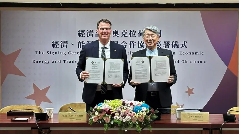 ▲經濟部長郭智輝與美國奧克拉荷馬州州長史迪（Kevin Stitt）今（9）日共同簽署「臺灣-奧克拉荷馬州經濟、能源與貿易合作協議」。（圖／經濟部）