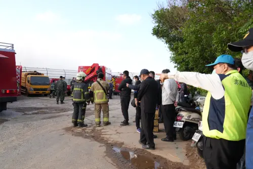 ▲陳光復第一時間趕到現場,呼籲紅羅、西溪、成功、城北、烏崁、興仁等下風處地區居民做好防護措施,適時關閉門窗,減少煙霧影響;外出時務必配戴口罩,確保健康安全。(圖/澎湖縣政府提供,2024.12.09) ▲陳光復第一時間趕到現場,呼籲紅羅、西溪、成功、城北、烏崁、興仁等下風處地區居民做好防護措施,適時關閉門窗,減少煙霧影響;外出時務必配戴口罩,確保健康安全。(圖/澎湖縣政府提供,2024.12.09)