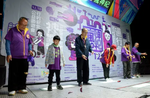 「瘋‧神‧紀」祈福點燈 為愛祈福點亮2025年新希望 ▲閉幕式活動多,凡愛心捐款滿500元還可以參加搏杯挑戰爭取大獎。(圖/主辦單位提供)