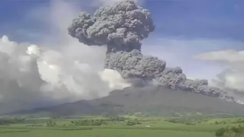 煙達3千公尺!菲律賓活火山噴發 疏散逾5萬人
