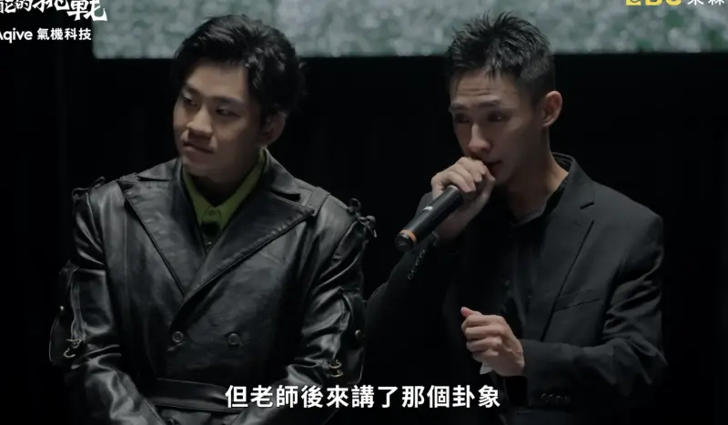 ▲洪毓璟（右）上節目《靈能的挑戰》曝光家族命案，阿谷老師通靈解惑他爆哭。（圖／翻攝自YouTube Joeman）