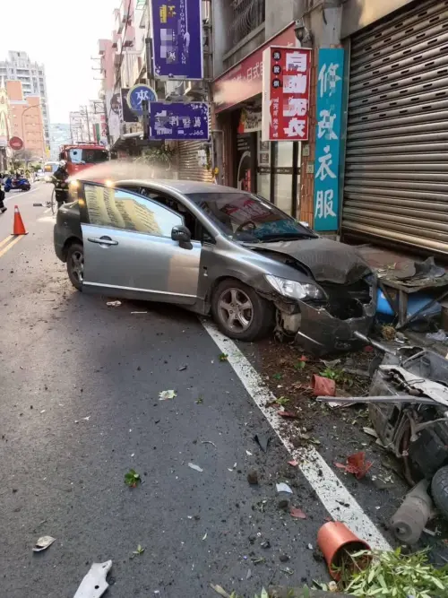 ▲林姓男子（19歲）駕駛車輛行經桃園市桃園區大豐路時疑似精神不濟，失控逆向撞擊路旁機車，並波及一旁路人，還意外撞斷撞斷自助洗衣店外的瓦斯管，導致大量瓦斯外洩。（圖／翻攝畫面）