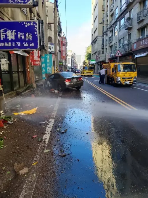 ▲▲林姓男子（19歲）駕駛車輛行經桃園市桃園區大豐路時疑似精神不濟，失控逆向撞擊路旁機車，並波及一旁路人，還意外撞斷撞斷自助洗衣店外的瓦斯管，導致大量瓦斯外洩。（圖／翻攝畫面）