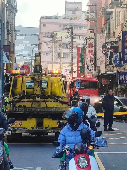 ▲▲林姓男子（19歲）駕駛車輛行經桃園市桃園區大豐路時疑似精神不濟，失控逆向撞擊路旁機車，並波及一旁路人，還意外撞斷撞斷自助洗衣店外的瓦斯管，導致大量瓦斯外洩。（圖／翻攝畫面）