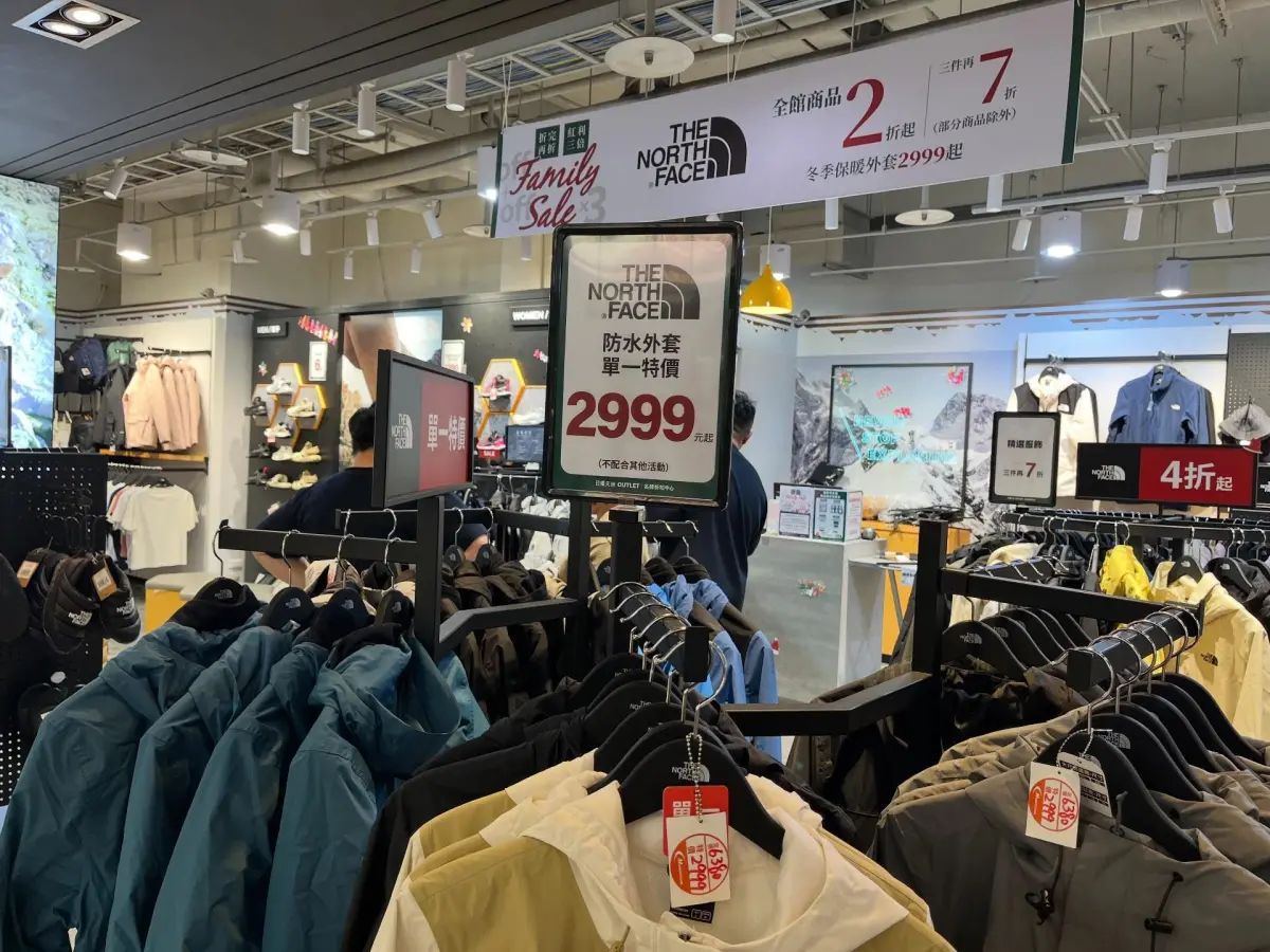 ▲台中日曜天地OUTLET歲末出清，工程師最愛的北臉外套，從萬元下殺到3000、甚至2000元有找。（圖／翻攝Threads）