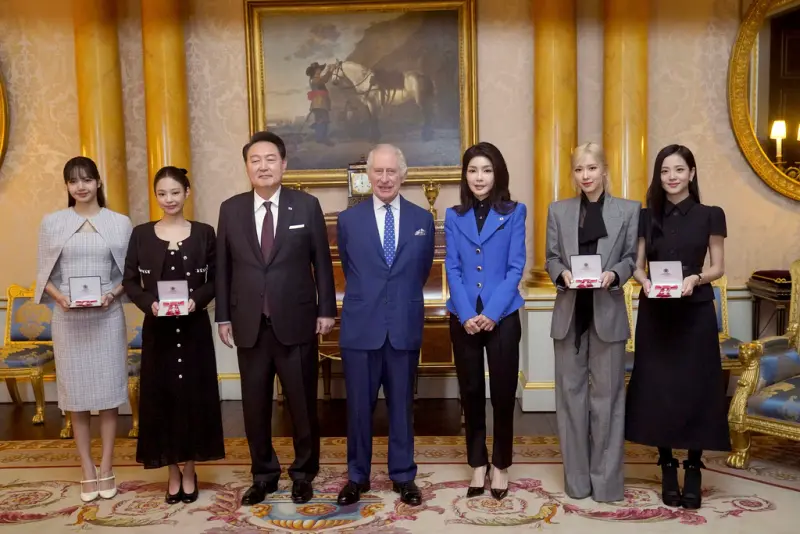 ▲金建希與韓國女子天團BLACKPINK成員們同框出席活動。（圖／美聯社／達志影像）