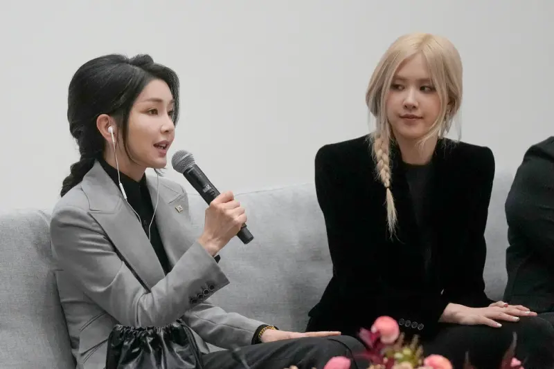 ▲金建希與韓國女子天團BLACKPINK成員們同框出席活動。（圖／美聯社／達志影像）