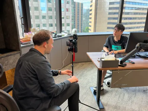 ▲SWAG 執行長 Sam 接受丹麥貝林時報記者Alexander Sjöberg 專訪。（圖／SWAG提供）