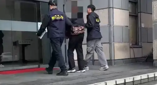 ▲2024年12月10日內湖母女雙屍案隔天，警方逮捕詐騙集團其中2名車手。（圖／翻攝畫面）