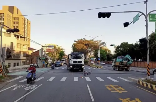 台中東勢死亡車禍！單車騎士與大貨車擦撞　8旬翁頭重創倒地亡
