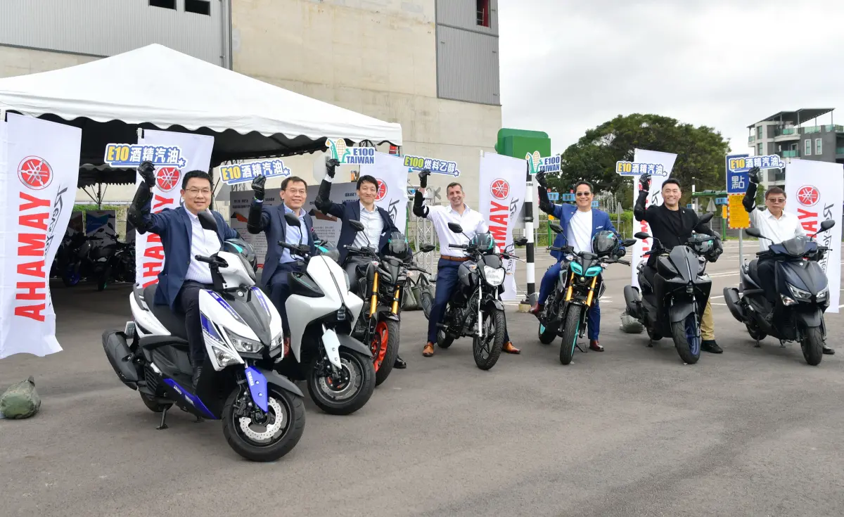 ▲貴賓穿戴完整安全裝備，以各種車型試駕E10酒精汽油及E100燃料乙醇。（圖／美國穀物協會提供）