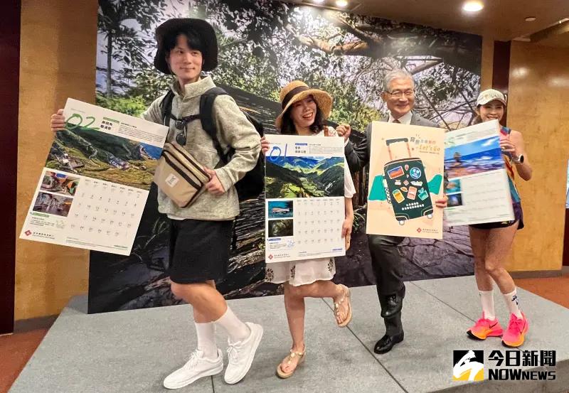 ▲遠東銀行今（10）日發表2025年月曆《寶島永續旅遊Let’s Go》，再度以員工為代言人，總經理周添財（右二）也談到年終獎金及明年員工加薪幅度。（圖／記者顏真真攝）