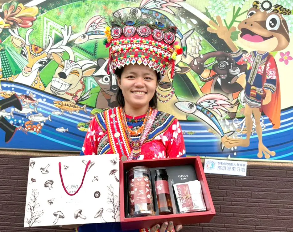 ▲勞動部勞動力發展署高屏澎東分署多元培力就業計畫執行單位多款兼具在地特色與公益價值的年節伴手禮，圖為屏東縣牡丹鄉高士社區發展協會推出的紅寶石森林禮盒，將部落森林故事藏於禮盒間，值得收藏。(圖／勞動部高屏澎東分署提供)