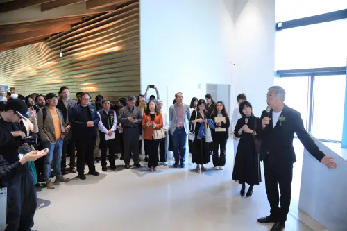 ▲隈研吾領軍開箱，指「勤美術館」是一座從地面長出的美術館，世界稀有。（圖／台中市府提供）