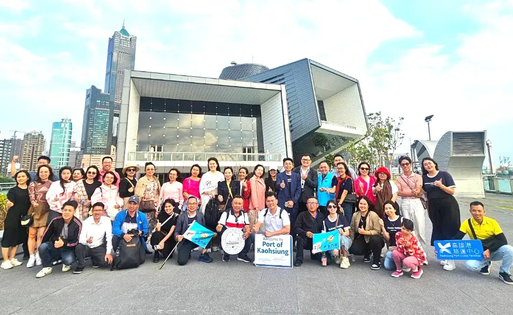 ▲越南踩線團參訪高雄港旅運中心海韻藝術廣場，俯瞰高雄港美景。(圖／高雄港務分公司提供)