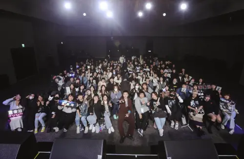 ▲歌迷們一起來參加蕭秉治(最前排中)的雙慶功演出,開心大合照。(圖/相信音樂提供) ▲歌迷們一起來參加蕭秉治(最前排中)的雙慶功演出,開心大合照。(圖/相信音樂提供)