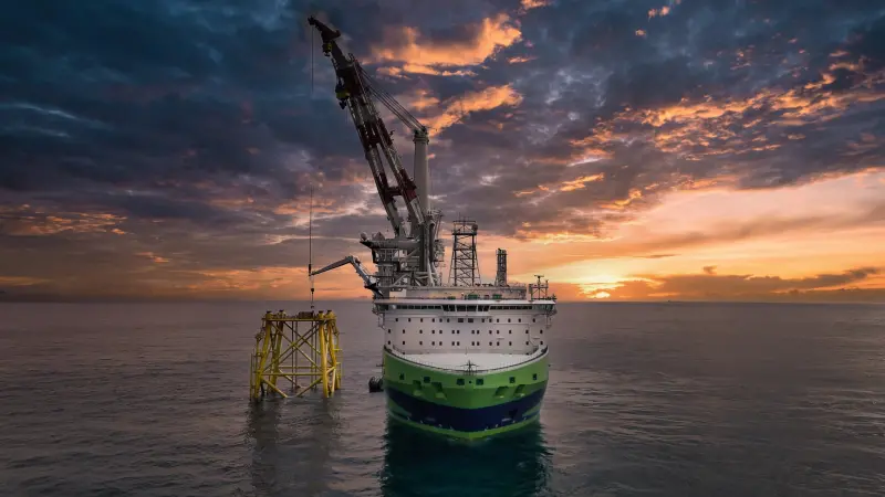 ▲海龍離岸風電計畫為台能源轉型注新動能，今年取得台船製造的63支國產水下基礎基樁，並透過台船環海的環海翡翠輪（Green Jade）完成海龍2號風場37座基礎及海上變電站的安裝。（圖／海龍風電提供）