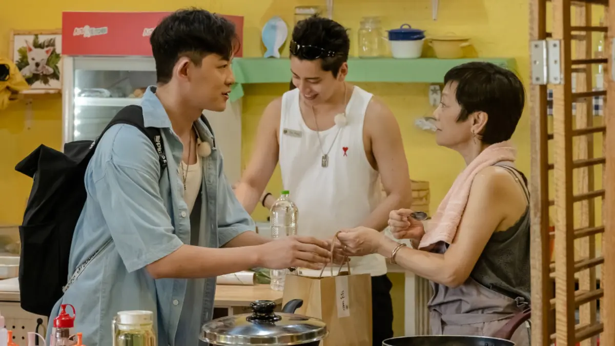 ▲《艾嘉食堂》歡送實習生舒華，舒華最後一天工作累到回宿舍直接斷電昏睡，一早起床大方素顏入鏡，而新登場的敖犬（左）一上工就犯大忌，惹怒張艾嘉（右）。（圖／泰坦星文創影視提供）