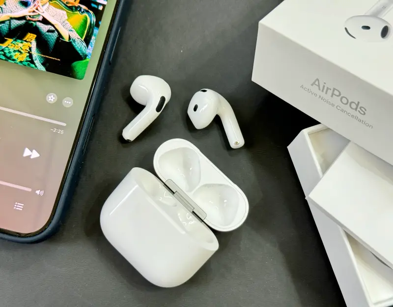 ▲開箱蘋果AirPods 4 ANC版耳機，為開放式耳設計，帶來絕佳的舒適性，同時又具備夠水準的降噪能力。（圖／記者周淑萍攝）