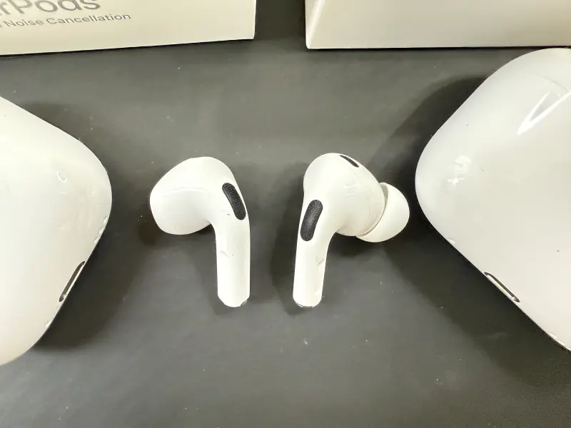 ▲外媒揭露，蘋果正積極開發搭載相機鏡頭的AirPods，預計最快有望在2027年推出。圖為蘋果AirPods 4 ANC版耳機。（圖／記者周淑萍攝）