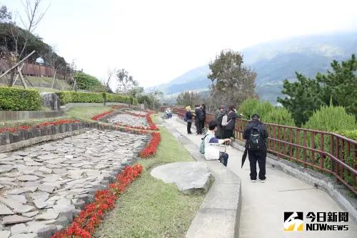 ▲瓊瑤花葬現場粉絲聚集。（圖／記者陳明安攝）
