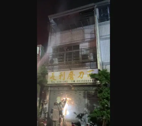 台南民宅凌晨火警！一家3口受困消防線上指導獲救　2人嗆傷送醫
