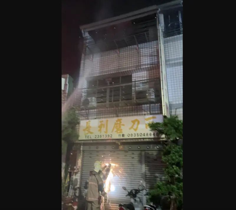 ▲今（11）日凌晨近5時，台南市東區樹林街一段一間3樓店面住宅突發火警，警消獲報立即出動15車、33人趕抵現場灌救，黃姓屋主一家3口在消防人員的線上指引下，躲在2樓房間關門就地避難。（圖／翻攝畫面）