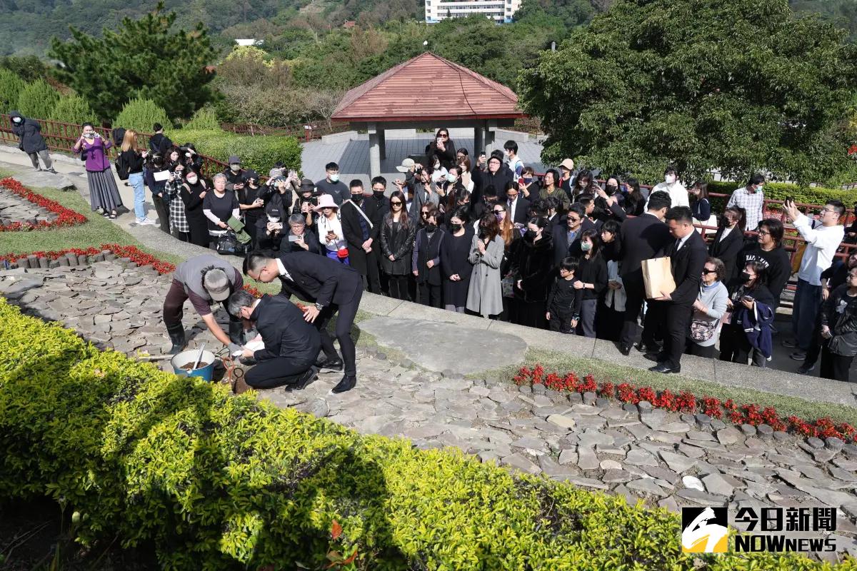 ▲瓊瑤今火化，中午移至陽明山花葬，除了家屬萬還有百名粉絲。（圖／記者陳明安攝）