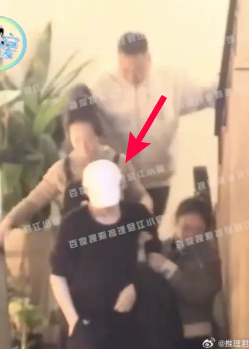 ▲陳曉需靠旁人攙扶才能走下樓梯,他一路上搖搖晃晃神智不太清楚。(圖/推理君江小宴微博) ▲陳曉需靠旁人攙扶才能走下樓梯,他一路上搖搖晃晃神智不太清楚。(圖/推理君江小宴微博)