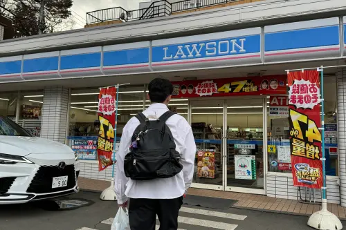 ▲由於日本超商早已採用相似模式，不少網友認為台灣終於跟上，尤其對不熟悉外幣面額的旅客而言，自動計算與找零相當省事，同時也能降低店員經手現金的負擔。（圖／記者鍾怡婷攝）