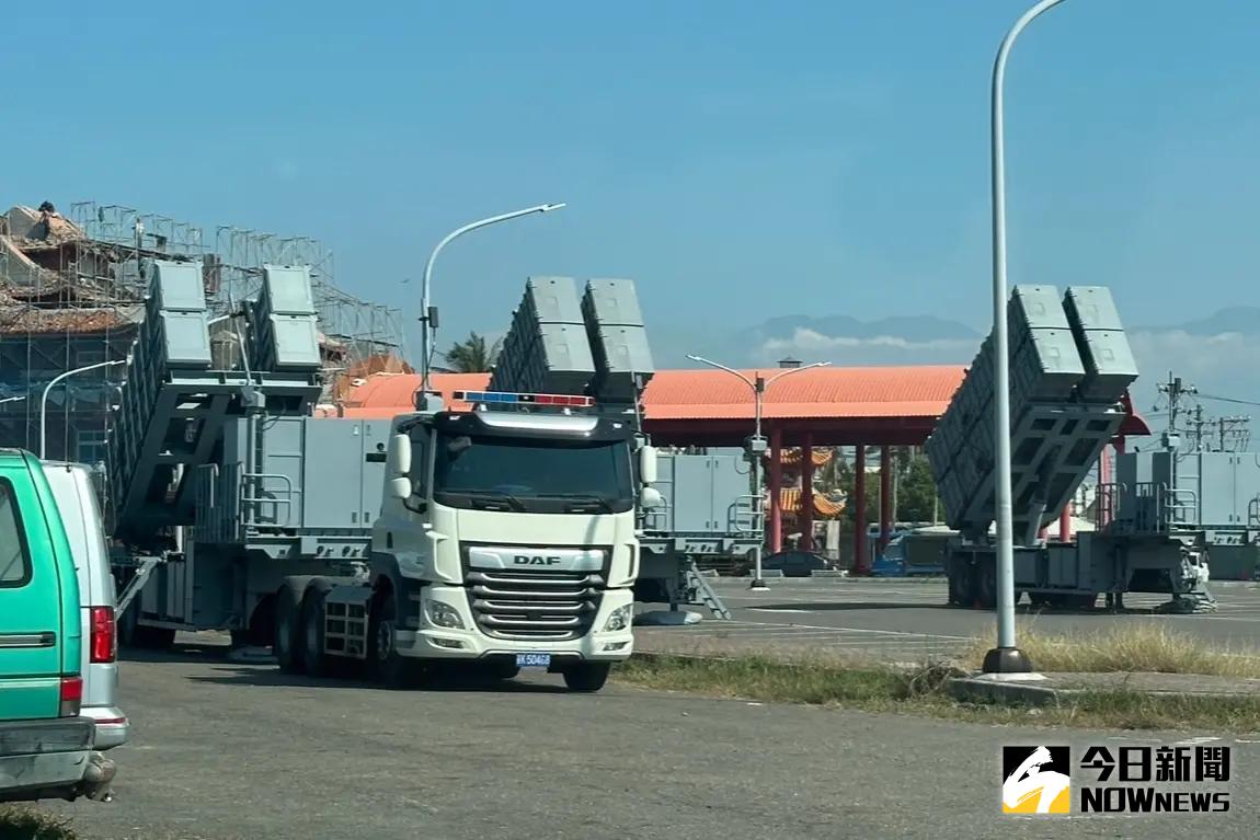 ▲共軍軍演，國軍海軍海鋒大隊緊急進駐南部某漁港進行警戒，部署雄風二型與雄三型反艦飛彈車輛。（圖／記者莊全成攝，2024.12.11）