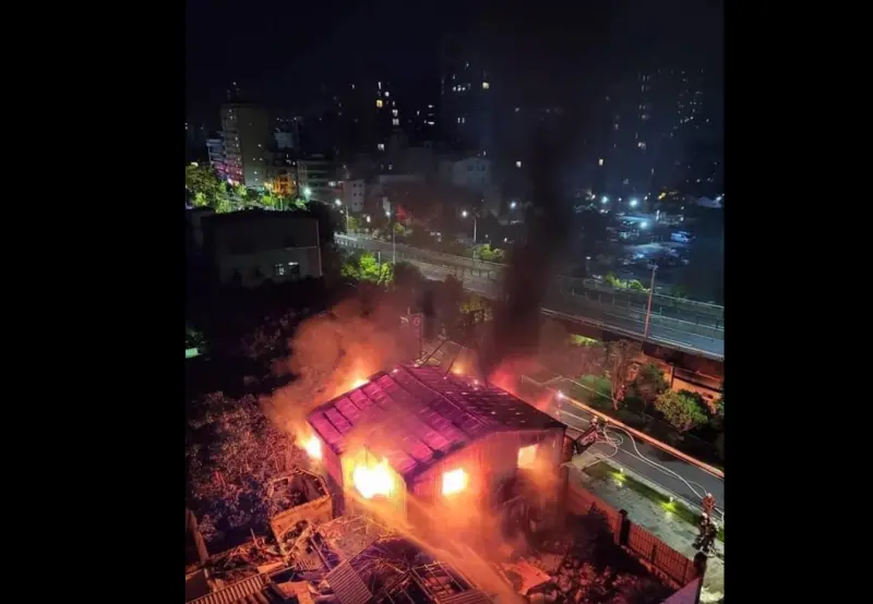 ▲2022年,新竹正義輪胎行屋主次子陳彥翔,縱火造成8名家人死亡悲劇,一審陳彥翔遭判死刑,今(11)日高院二審判決出爐,陳彥翔因符合自首要件,因此依殺人等罪判決無期徒刑,褫奪公權終身,可上訴。(圖/翻攝我是新竹人粉專)