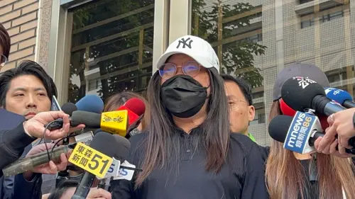 ▲陳彥翔燒死8至親，二審改判無期徒刑，家屬不能接受，在法庭外悲憤哭喊。（圖／記者徐敏娟攝）