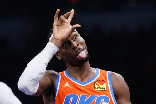 ▲NBA美國職籃2024-25例行賽台灣時間12月18日賽程,只有1場比賽進行,焦點之戰為NBA盃冠軍戰,上午8點30分由密爾瓦基公鹿交手奧克拉荷馬雷霆,這是兩隊首度在季中錦標賽冠軍戰交手,這也是雙方本季首度交手。(圖/美聯社/達志影像) ▲NBA雷霆被視為是最大黑馬,也有機會奪冠。(圖/美聯社/達志影像)