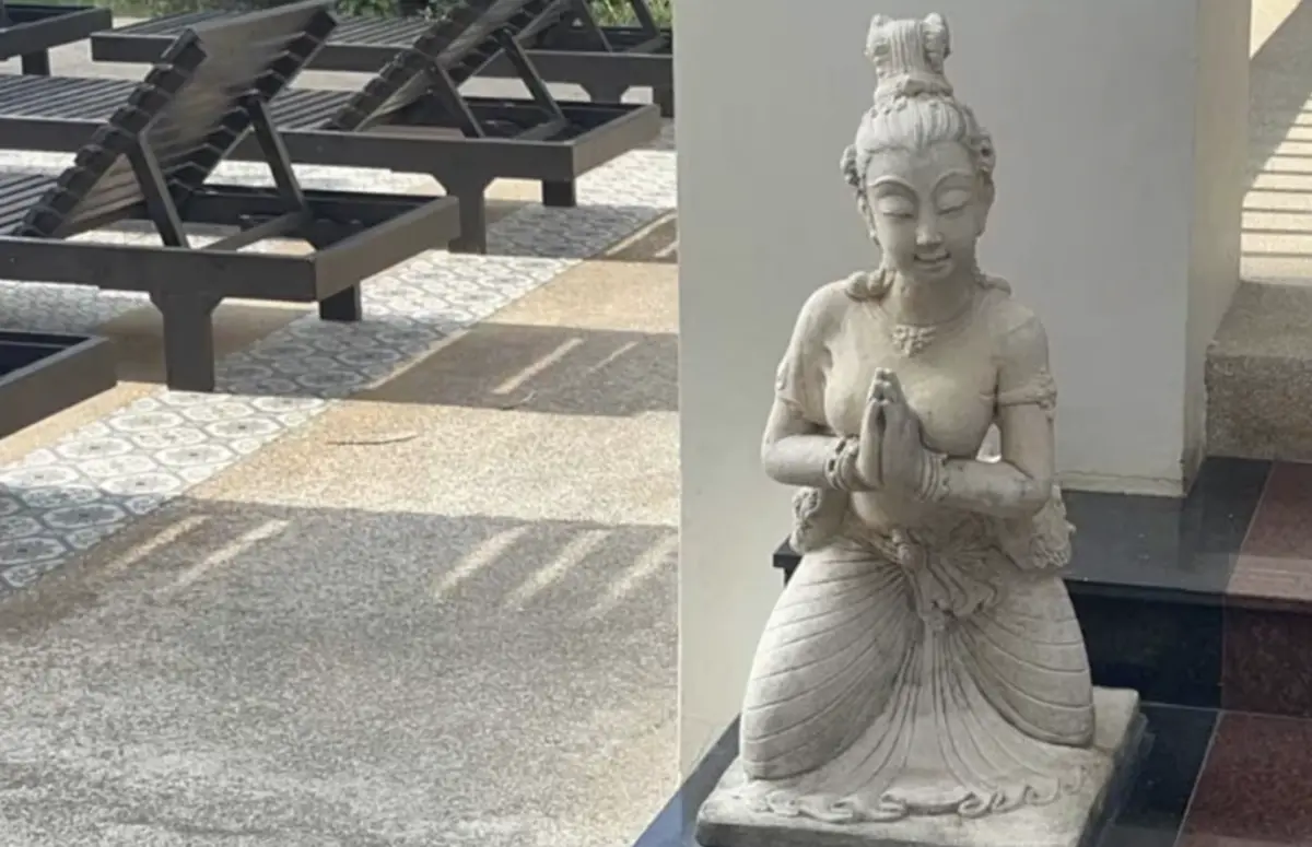 ▲一名加拿大籍遊客在泰國度假時不小心跌倒，頭敲到石頭佛像而一命嗚呼。（圖／翻攝自臉書）