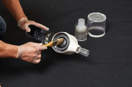 從機器健檢、專業工具刷洗擦拭到細部清潔,皆由LG原廠的專業技師到府操作。(圖/LG提供) ▲從機器健檢、專業工具刷洗擦拭到細部清潔,皆由LG原廠的專業技師到府操作。(圖/LG提供)