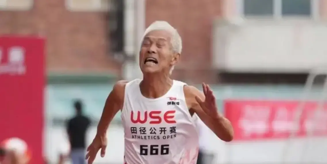 ▲中國青島71歲阿公金輝在2024 全國田徑大師賽跑出13秒97，在高齡組奪下亞軍。（圖／翻攝微博）