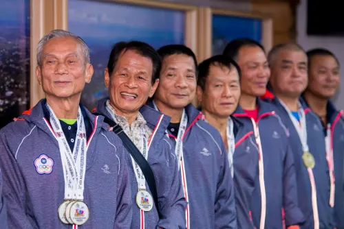 ▲台灣的國寶級選手王平仁（左一），在2019年亞洲盃常青田徑錦標奪下多面金牌。（圖／翻攝鄭文燦臉書）