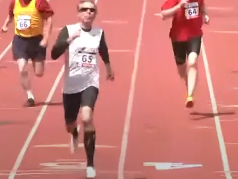 ▲美國阿公跑者麥克（Michael Kish）越老跑越快，還曾因此被尿檢。（圖／翻攝Youtube）